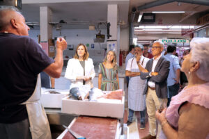 María José Catalá visita el mercado del Cabanyal